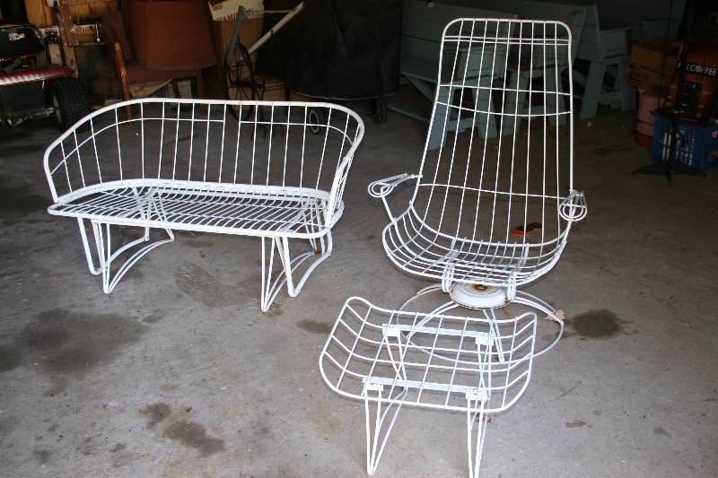 lot 68 image: Metal Patio Seating