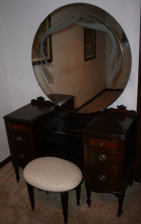 lot 77 image: Vintage Vanity with Stool