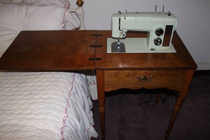 lot 78 image: Sewing Machine