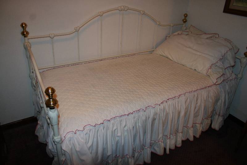 lot 79 image: Day Bed Frame