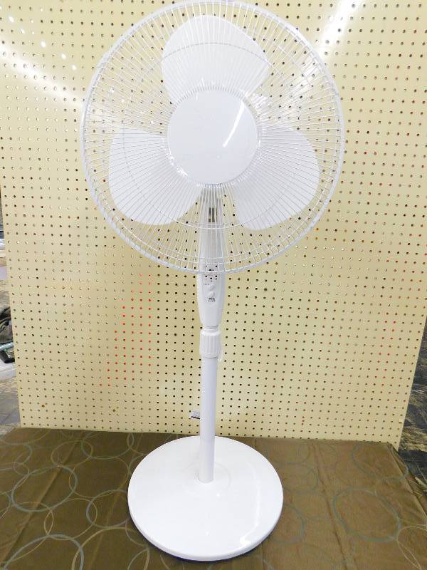 MC 16 Oscillating Stand Fan White, MSRP $49.99 TESTED AND WORKS