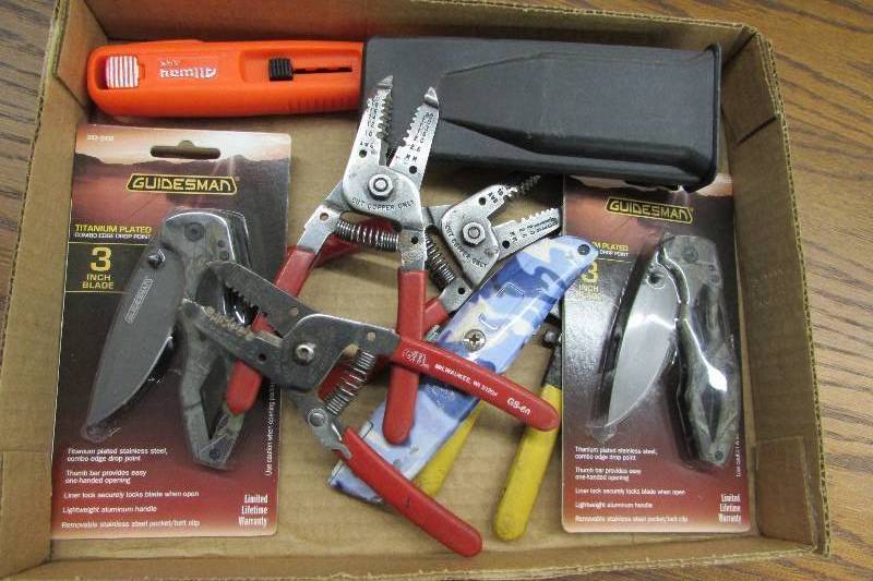 lot 224 image: WIRE CUTTERSSTRIPPERS, BOX CUTTERS AND TWO POCKET KNIVES
