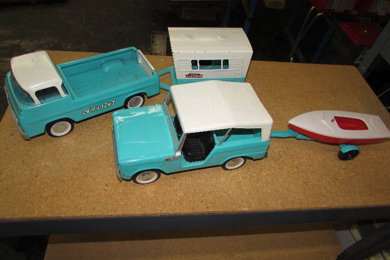 lot 233 image: NYLINT METAL TOYS, TRUCK AND TRAILER AND JEEP WITH BOAT TRAILER AND PLASTIC BOAT