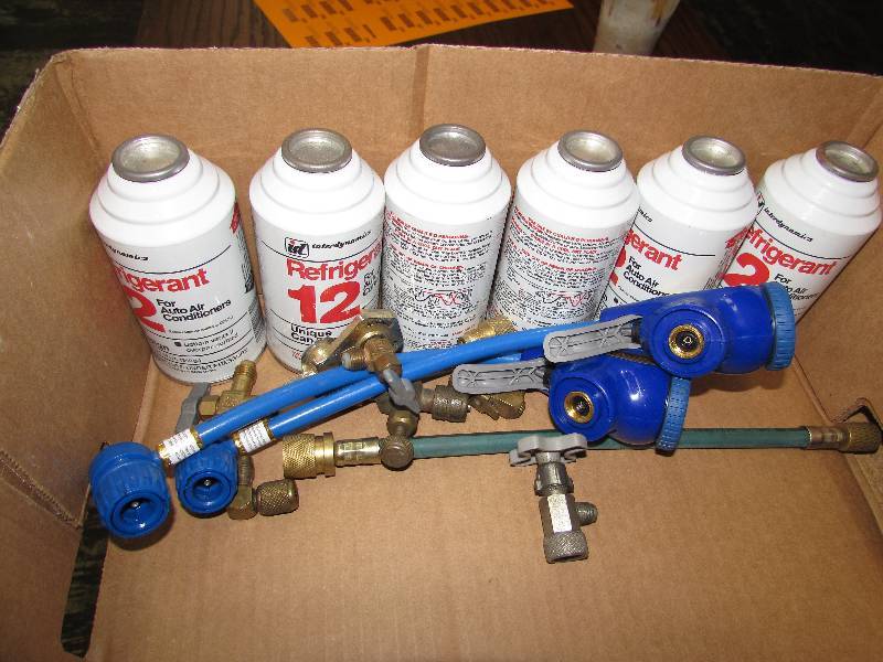 lot 237 image: 6 CANS OF REFRIGERANT 12 AND TWO NOZZLE SET UPS