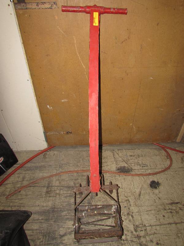 lot 212 image: VINTAGE GARDEN TOOL