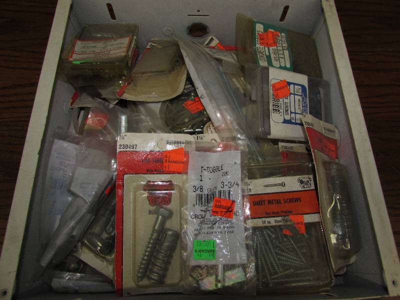 lot 272 image: SCREWS AND ANCHORING KITS