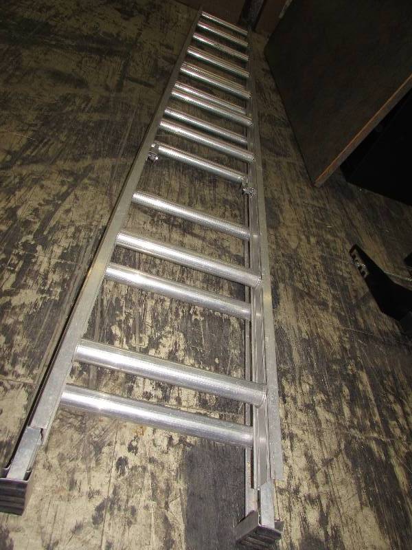 lot 215 image: 20 ALUMINUM EXTENSION LADDER