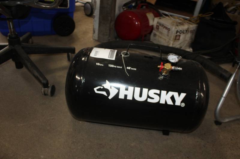 lot 47 image: Husky 10-Gallon 150 psi Air Compressor w 48in. Hose