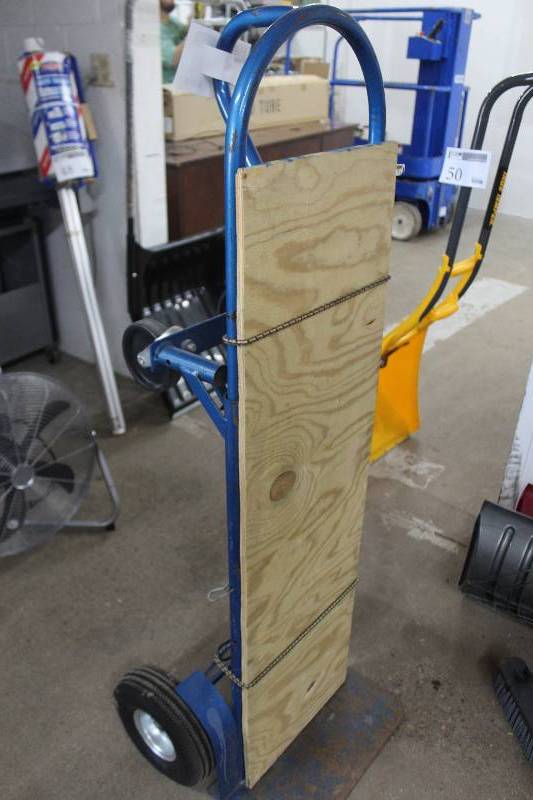 lot 46 image: 4-Wheel Hand Truck