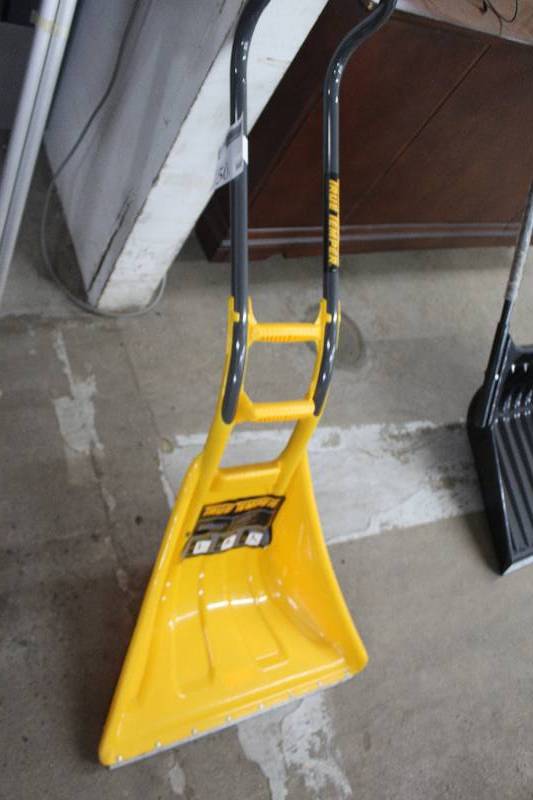 lot 50 image: True Temper SnoBoss Show Shovel