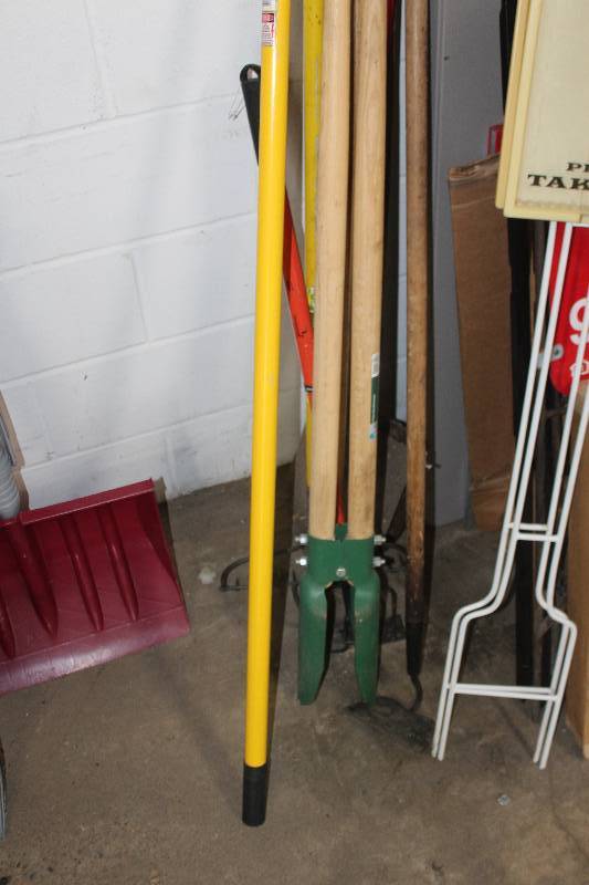 lot 55 image: Lot of (5) Yard Tools Includes Rakes, Hoe, Post Hole Digger