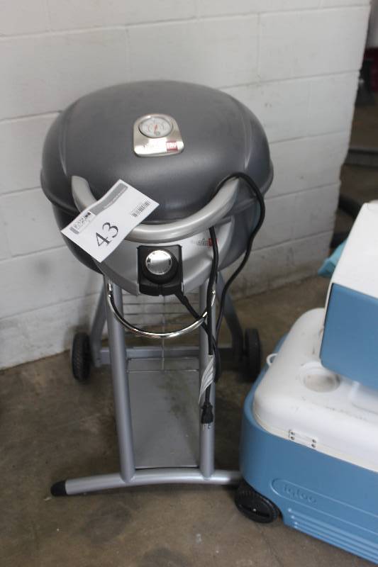 lot 43 image: Char-Broil Patio Bistro Electric Grill