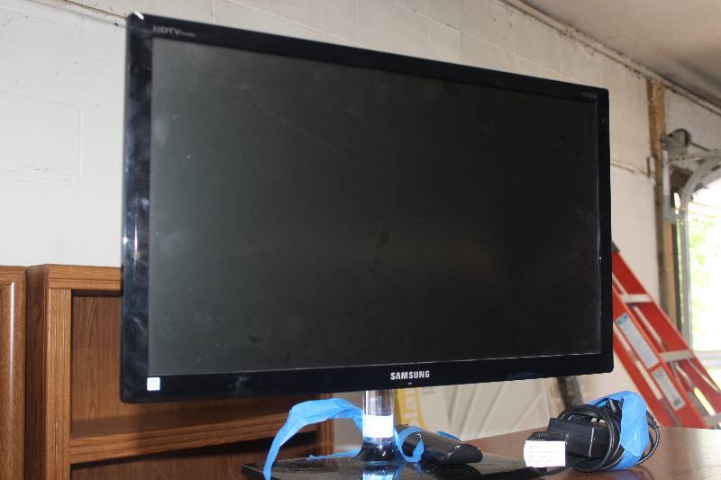 lot 31 image: Samsung 24in. Flat Screen TV
