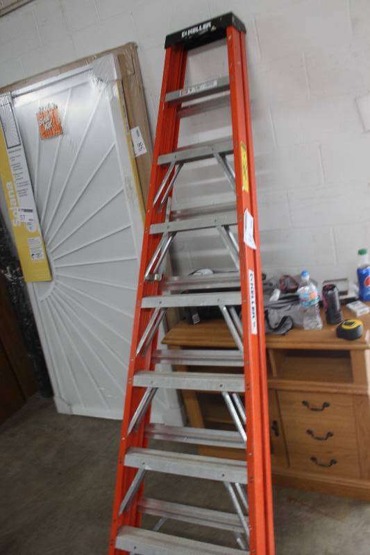 lot 34 image: Keller 97 Series 8ft. Fiberglas Heavy Duty 300 lb. Step Ladder