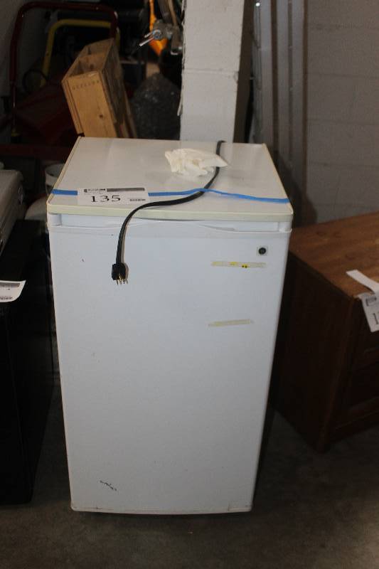 lot 135 image: GE Mini Refrigerator
