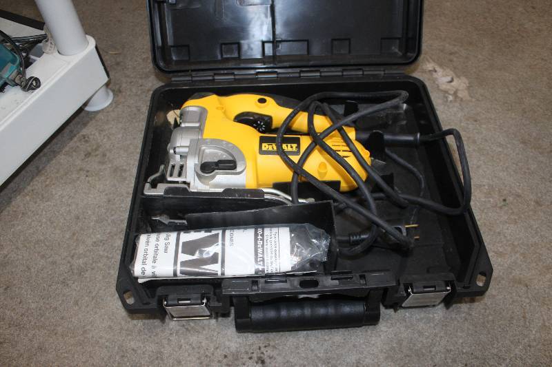 lot 118 image: Dewalt Jigsaw w Case