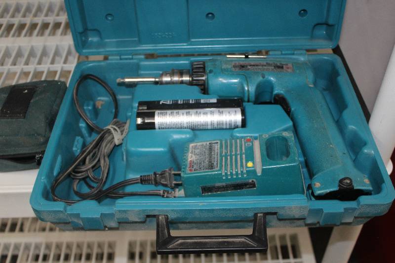 lot 92 image: Makita 9.6V Cordless Driver Drill w Charger, Case