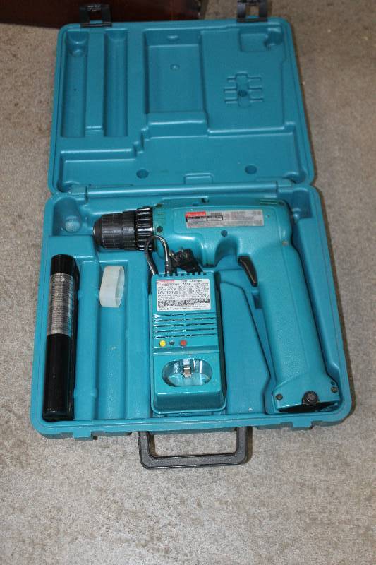 lot 77 image: Makita 38in. 9.6V Cordless Drill w Case, Battery, Charger