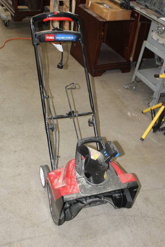 lot 65 image: Toro 18in. Power Curve Snowblower