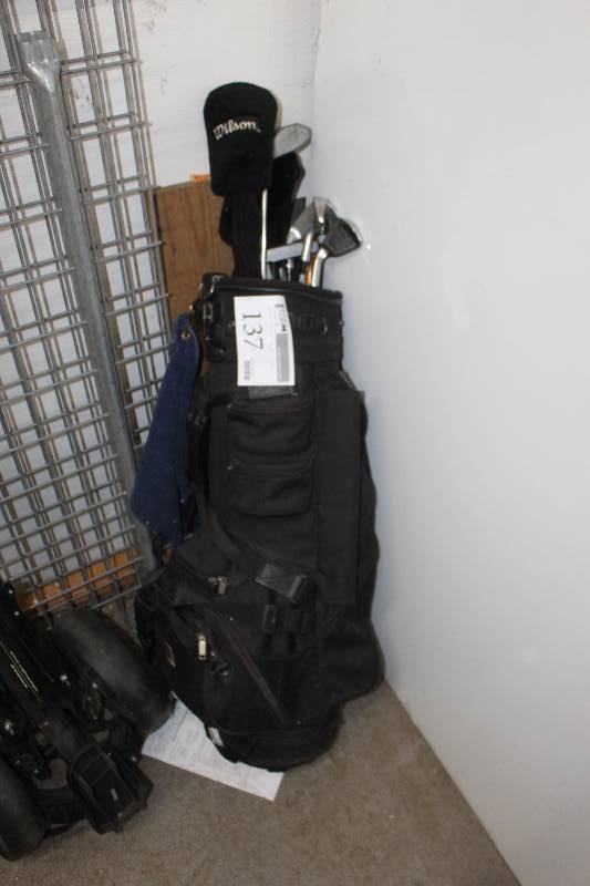 lot 137 image: Wilson Northwestern Golf Club Set w Golf Bag