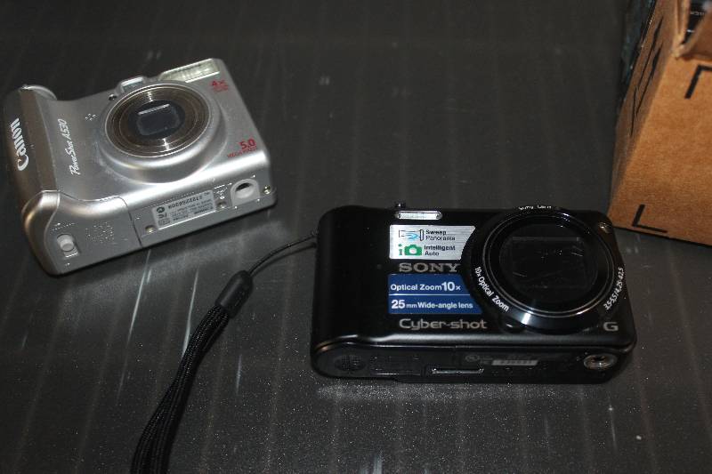 lot 157 image: Canon Cyber-shot & Powershot A530 Camera