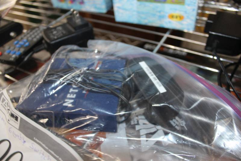 lot 200 image: Netgear Gigabit Switch