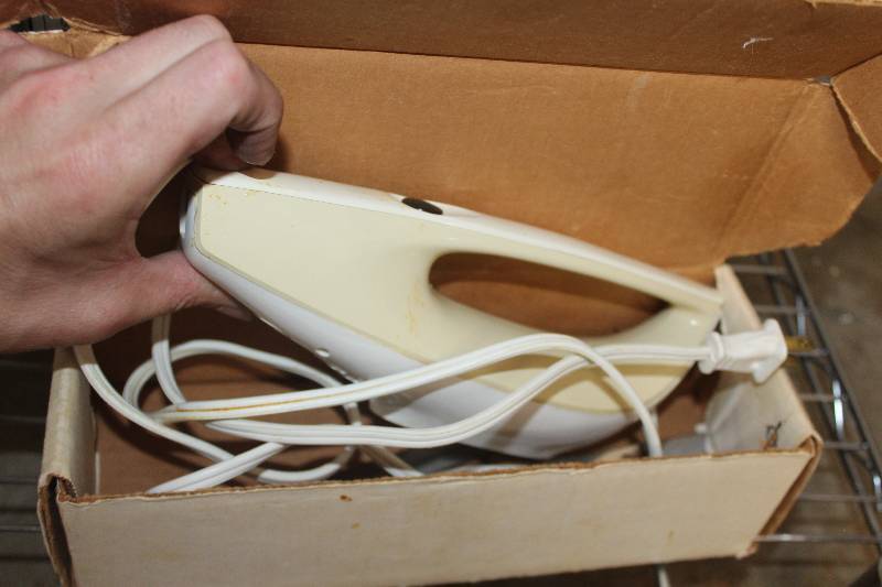 lot 217 image: Hamilton Beach Electric Knife