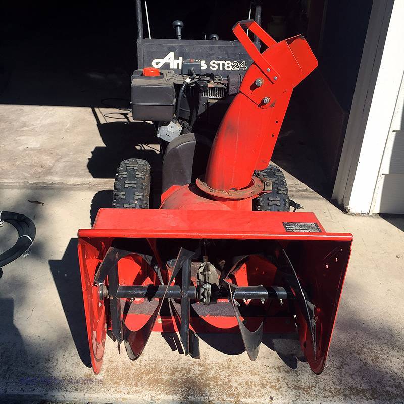 lot 6 image: Snow Blower