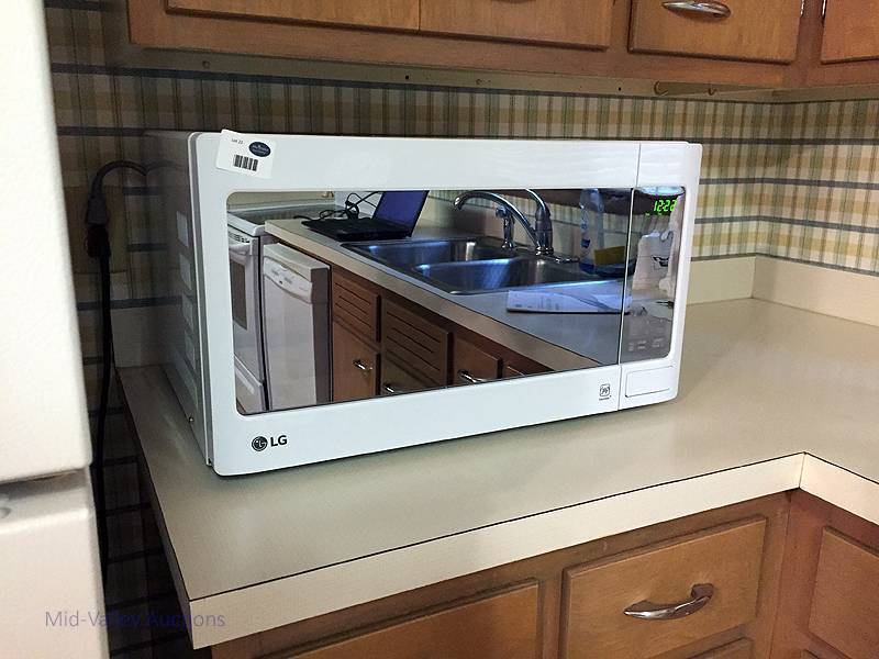 lot 22 image: Microwave