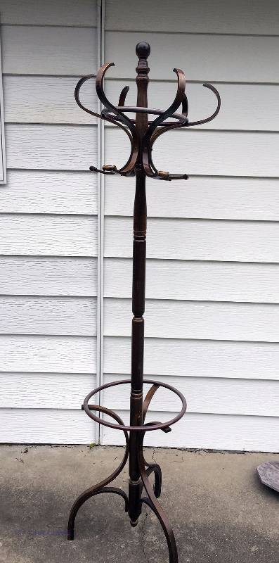 lot 27 image: Coat Rack