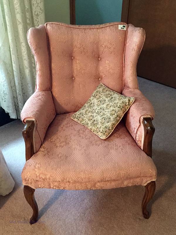 lot 35 image: Pink chair