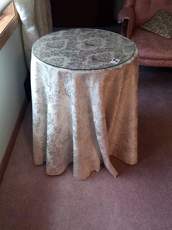 lot 36 image: Round side table with removable glass top