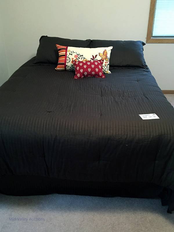 lot 37 image: Queen size bed