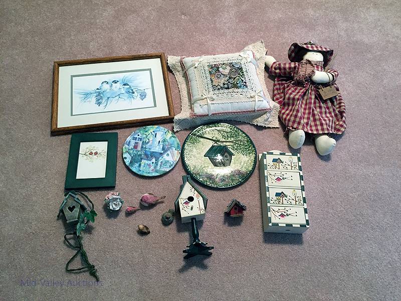 lot 39 image: Assorted bird dcor