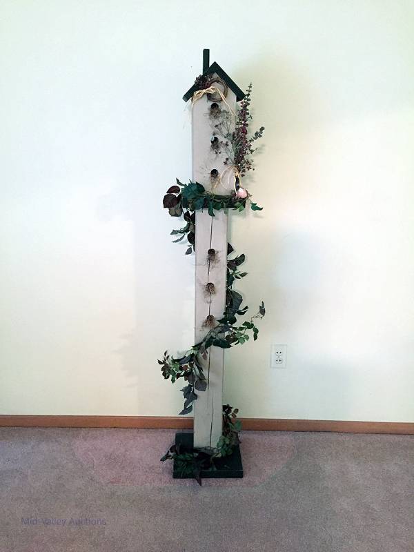 lot 40 image: Indoor decorative bird house