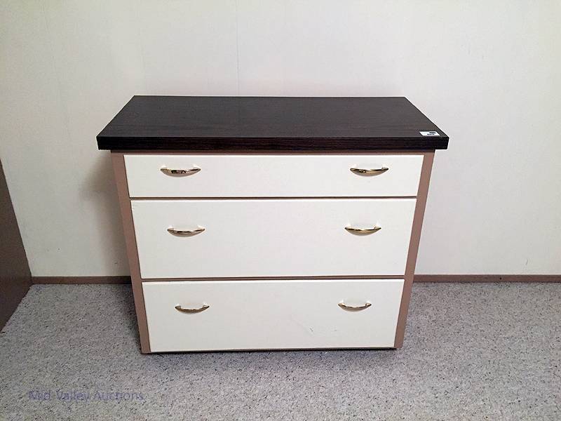 lot 41 image: 3 drawer dresser