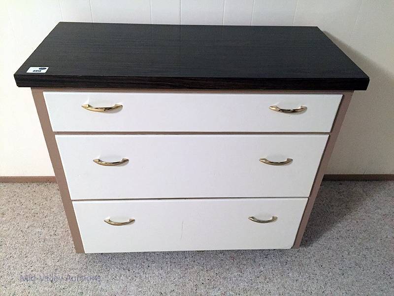 lot 42 image: 3 drawer dresser