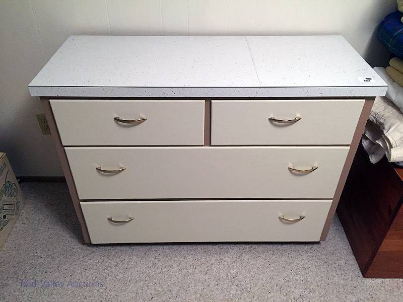 lot 46 image: 4 drawer dresser