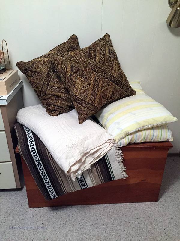 lot 49 image: Queen Bed Cover