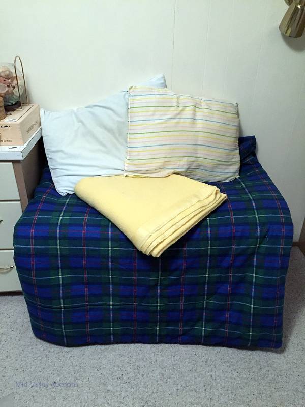lot 50 image: Plaid bed cover