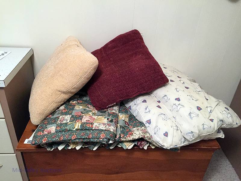 lot 61 image: Bedding