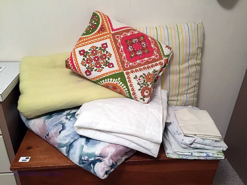 lot 62 image: Assorted bedding