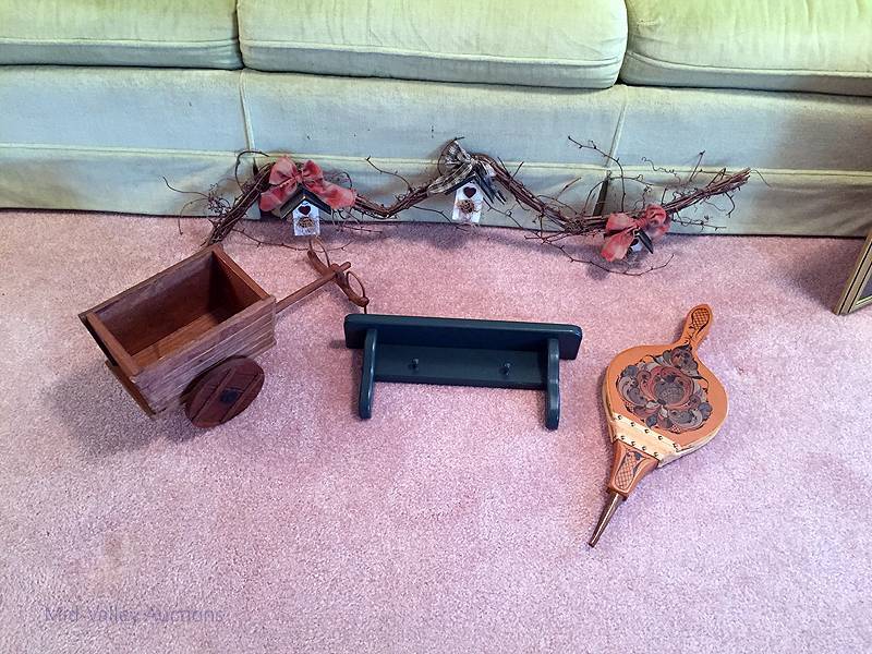 lot 72 image: Baffle, wall shelf, etc.