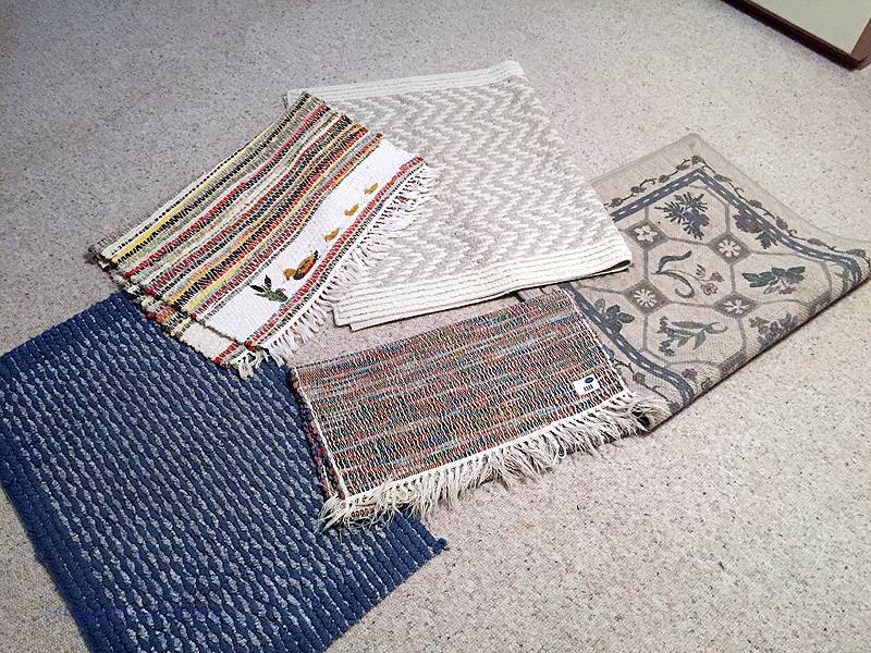 lot 74 image: Assorted rugs