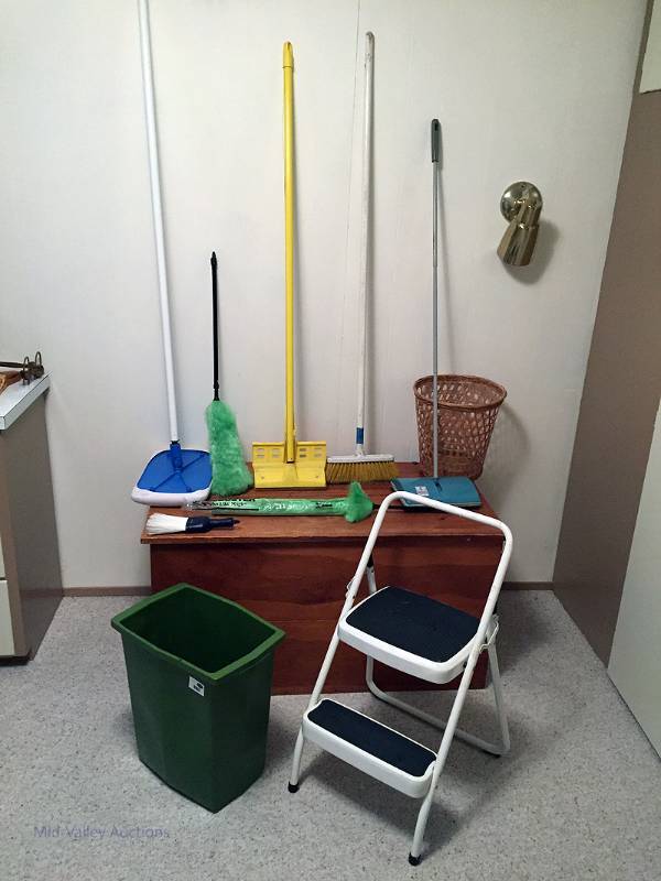 lot 76 image: Household lot