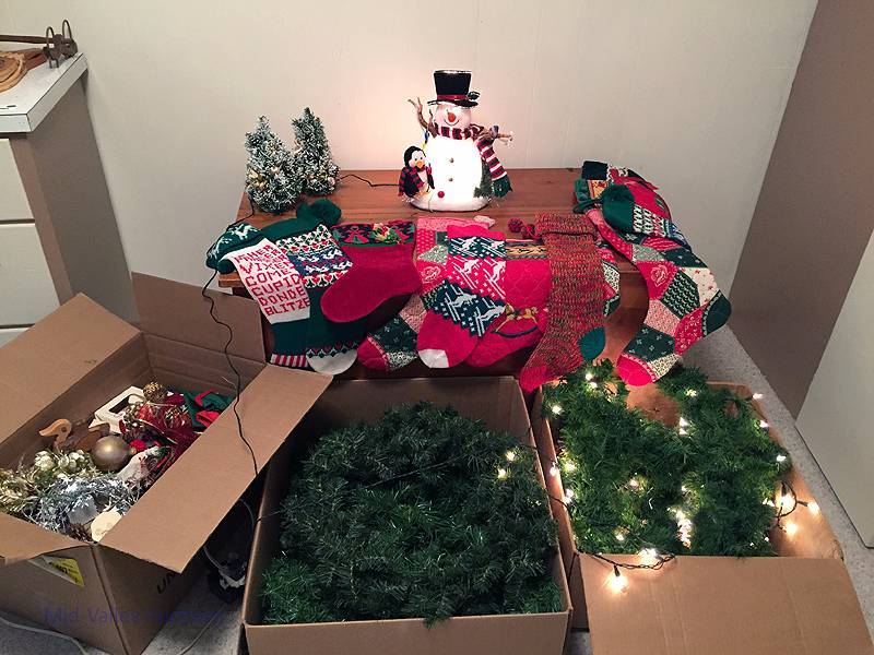 lot 80 image: Christmas lot