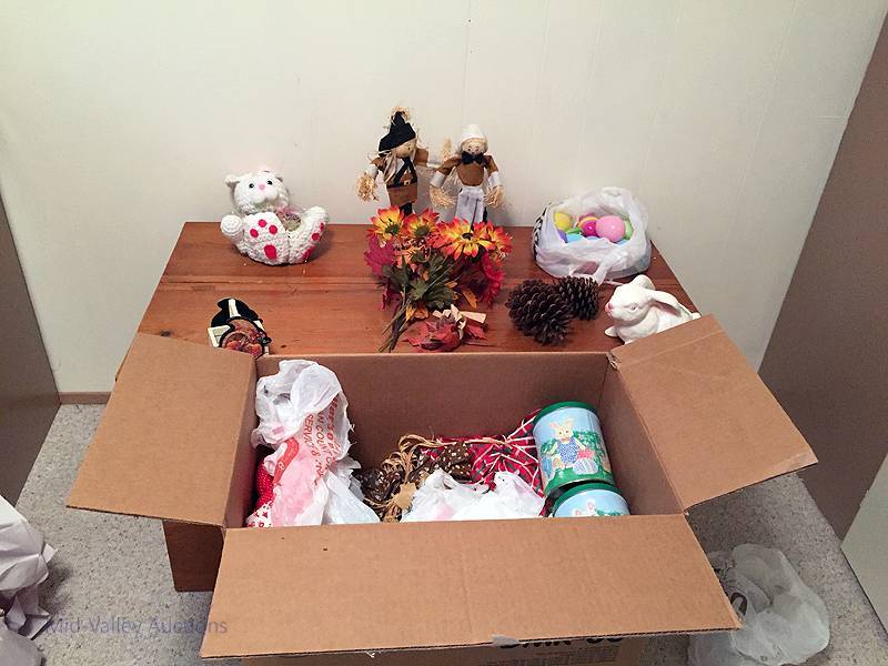 lot 81 image: Box of seasonal Dcor