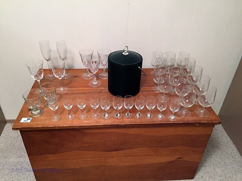 lot 82 image: Ice bucket and barware
