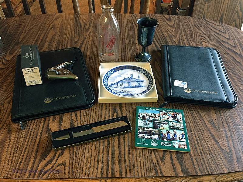 lot 100 image: Mayville Memorabilia