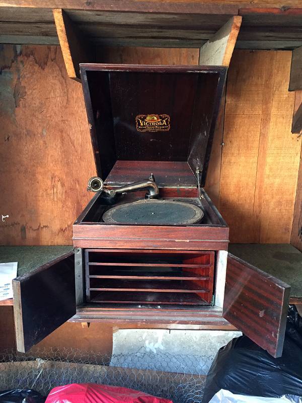 lot 118 image: Phonograph